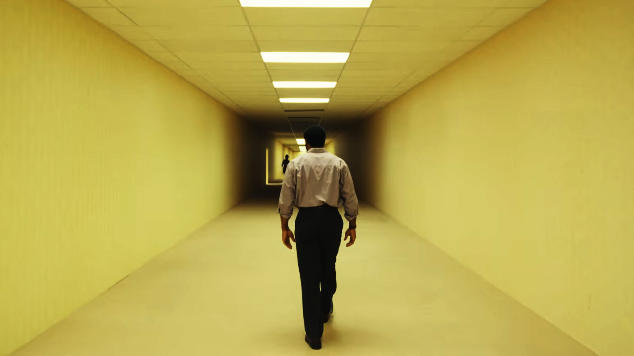 Chiwetel Ejiofor, Lukita Maxwell und eine seltsame Kreatur sind im ersten Trailer in voller Länge zu „The Backrooms“ von A24 zu sehen.