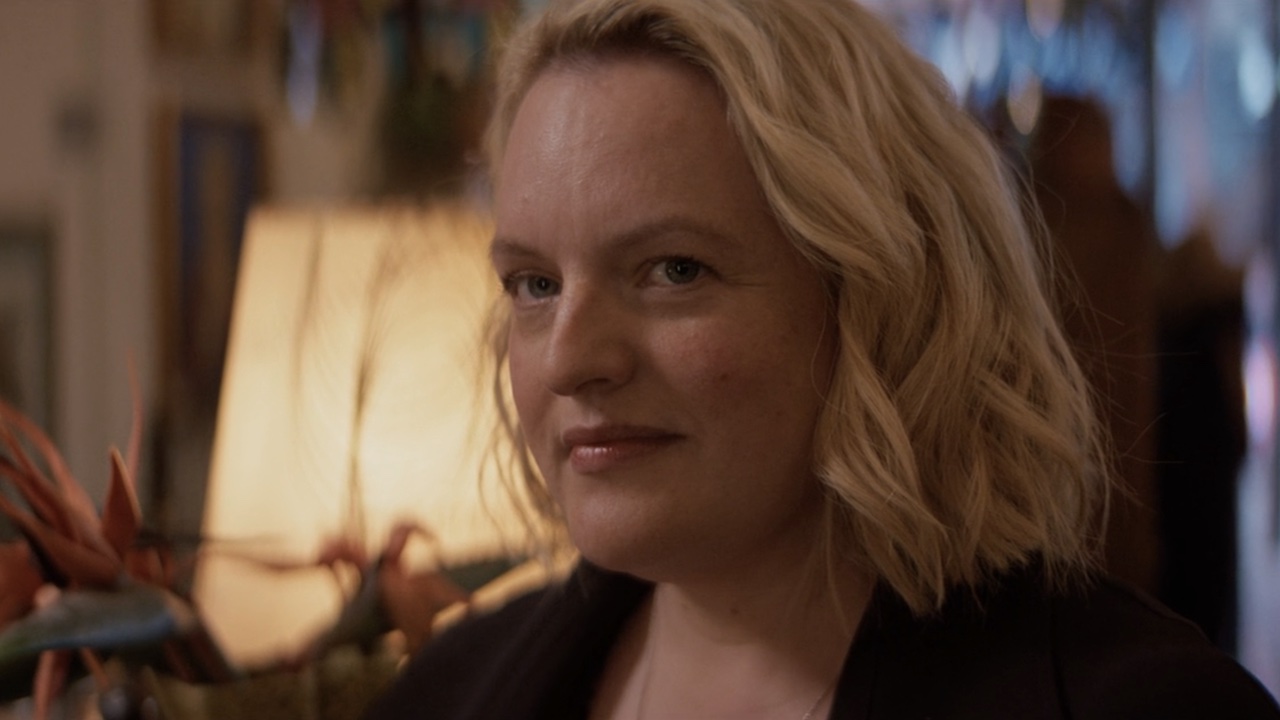 June lächelt, als sie Daisy in Episode 1 von „The Testaments“ sieht.