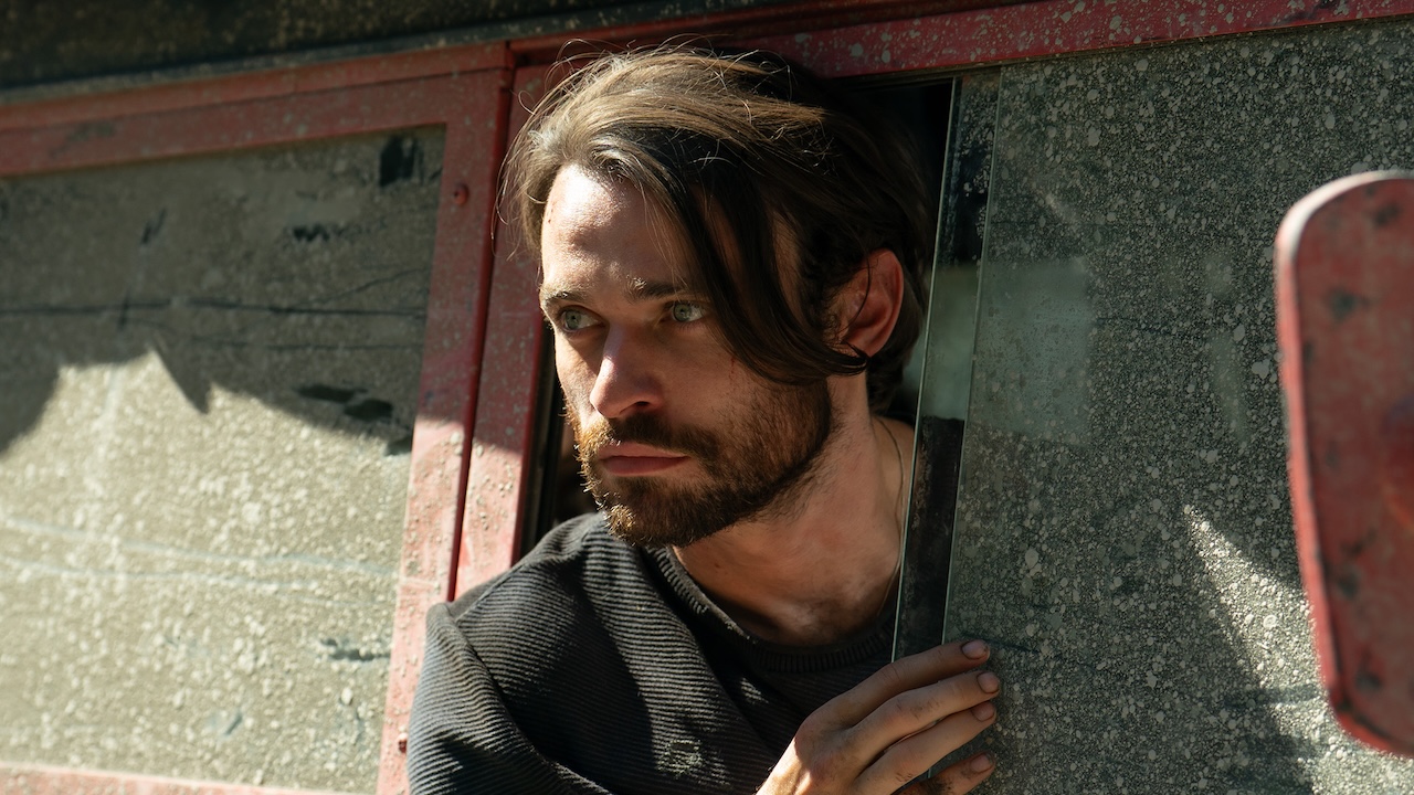 Link/Dylan lehnt sich im Finale der zweiten Staffel von Paradise aus dem LKW-Fenster