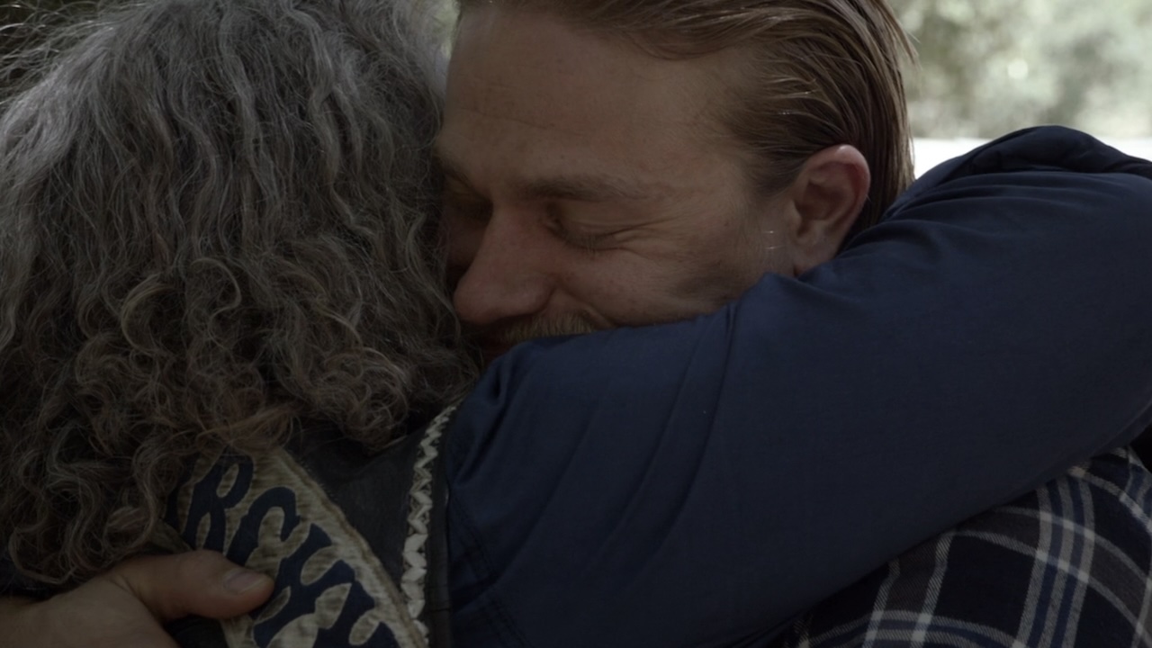 Jax und Bobby umarmen sich fest in Sons of Anarchy
