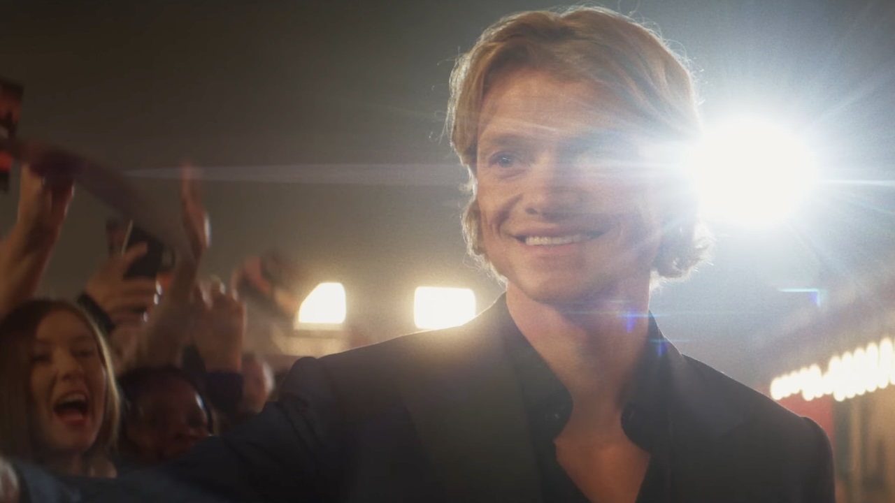 Мэтт Хаген перед атакой идет по красной дорожке перед кричащими фанатами и огнями театра в Clayface.