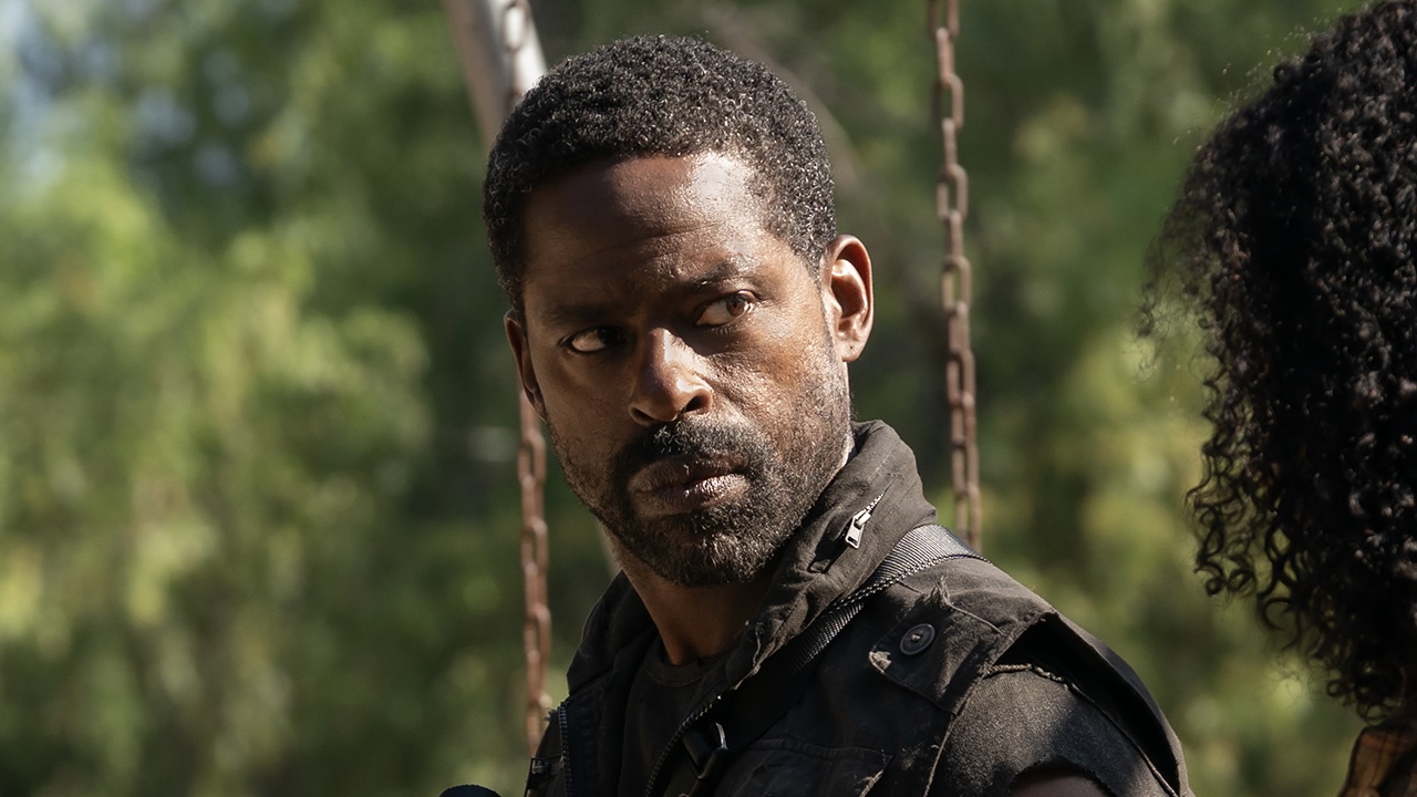 Xavier sitzt auf der Schaukel und unterhält sich mit Teri in Paradise Staffel 2