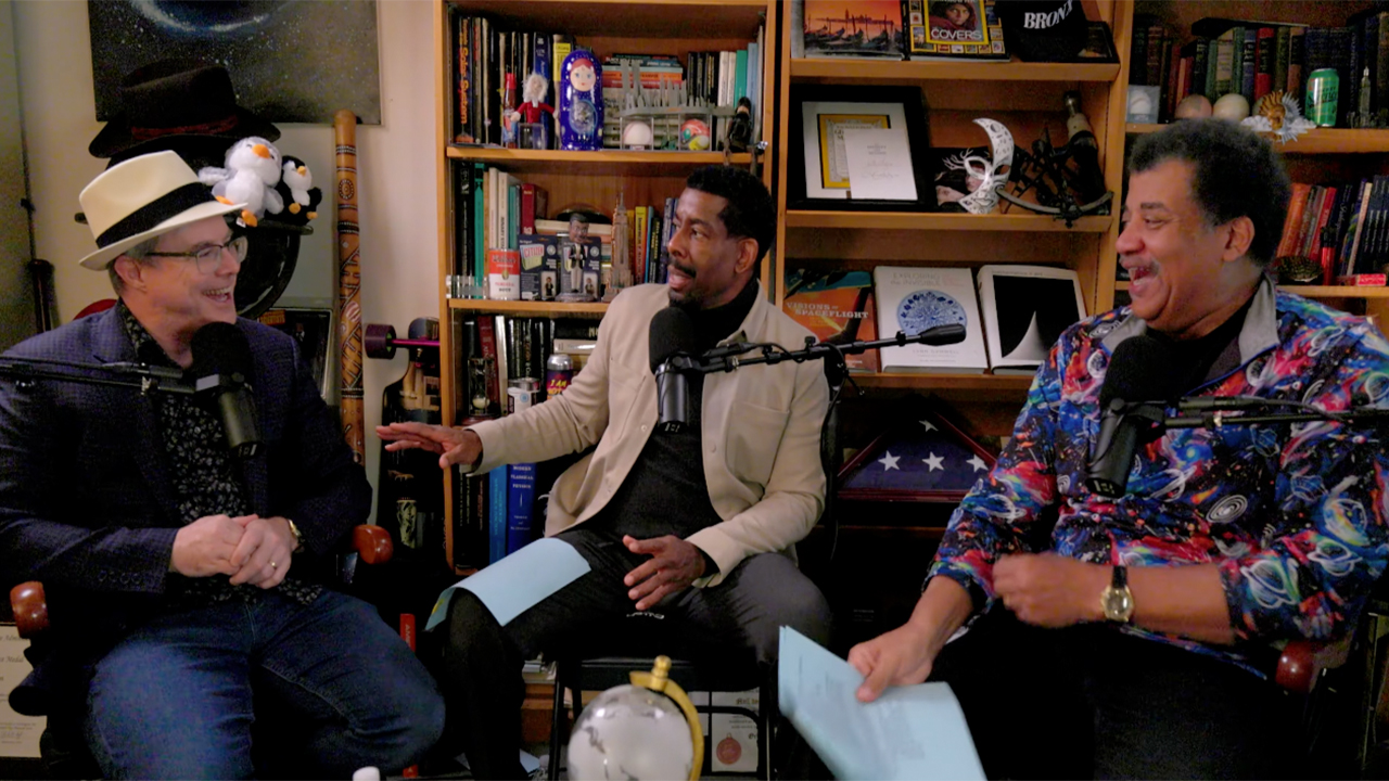 Andy Weir à gauche, parlant à Chuck Nice (au milieu) et Neil deGrasse Tyson sur le podcast StarTalk