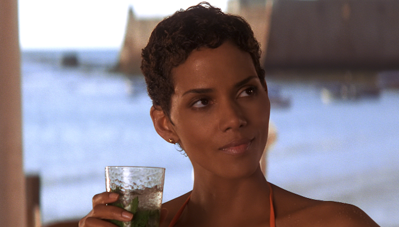 Halle Berry en bikini orange dans Meurs un autre jour