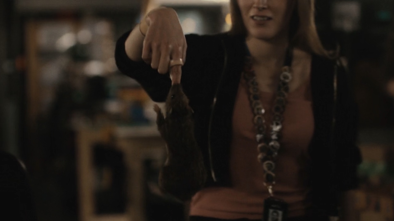 Un rat animatronique se mordant le doigt dans Finding Harry: The Craft Behind the Magic