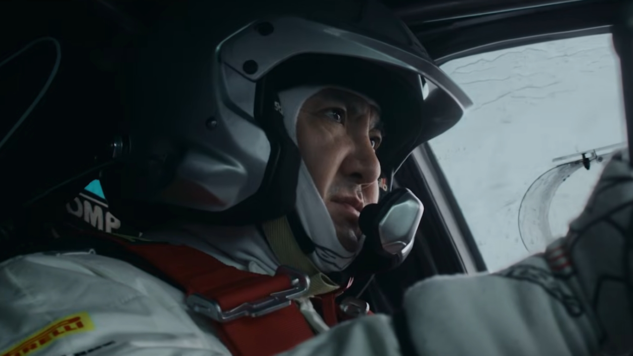 Shen Teng conduisant dans Pegasus 3