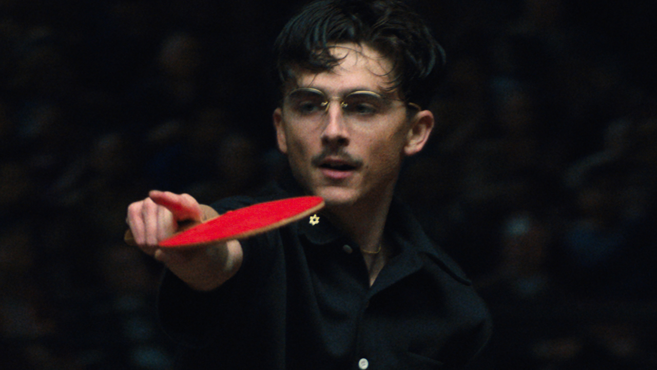 Timothée Chalamet dans le rôle de Marty Mauser tenant une raquette de tennis de table dans Marty Supreme