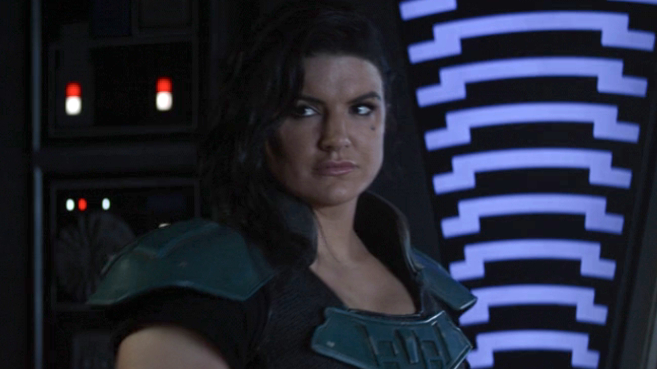Cara Dune (Gina Carano) regarde un scientifique impérial dans The Mandalorian.