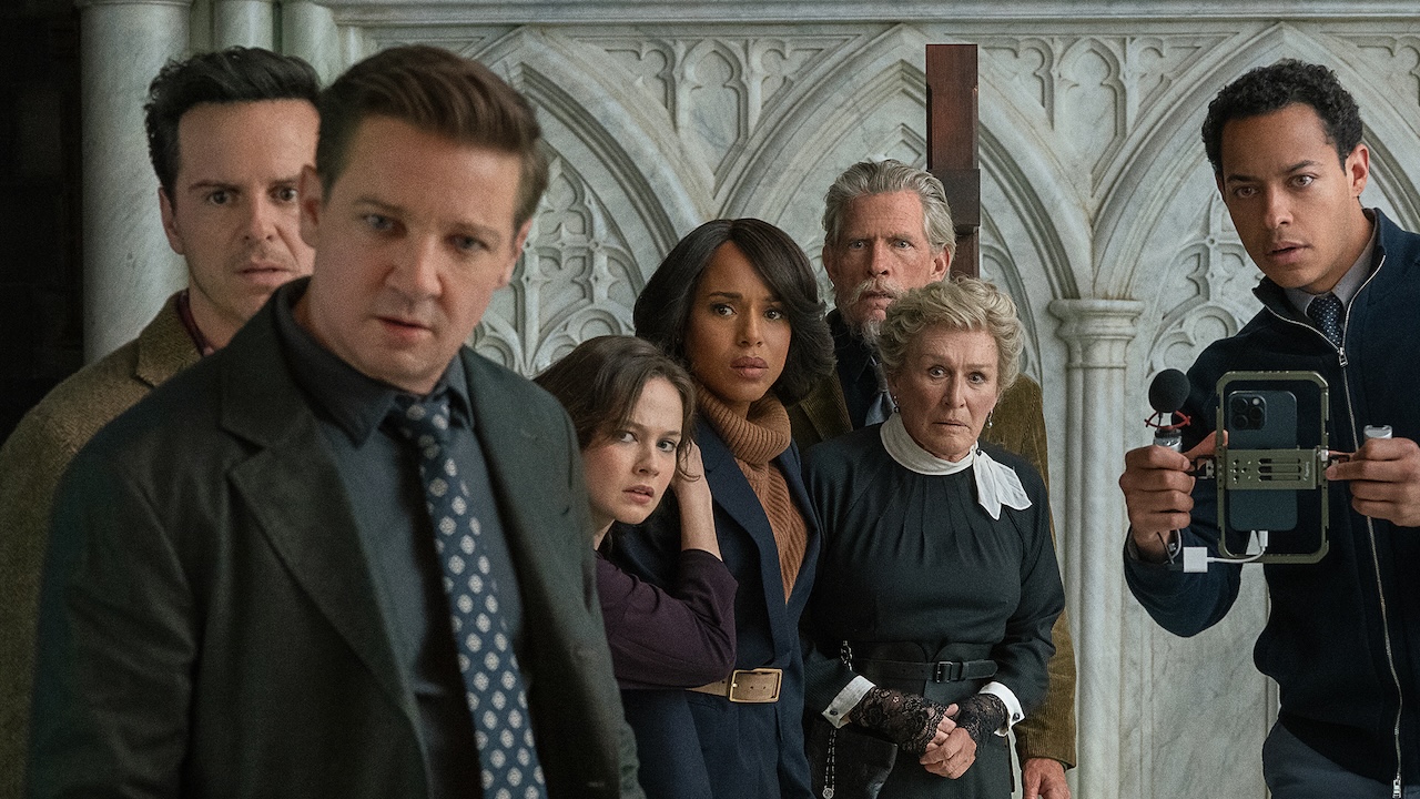 Martha, Dr. Nat, Vera, Lee, Simon, Sy und Samson schauen in „Wake Up Dead Man“ den Kirchenflur entlang