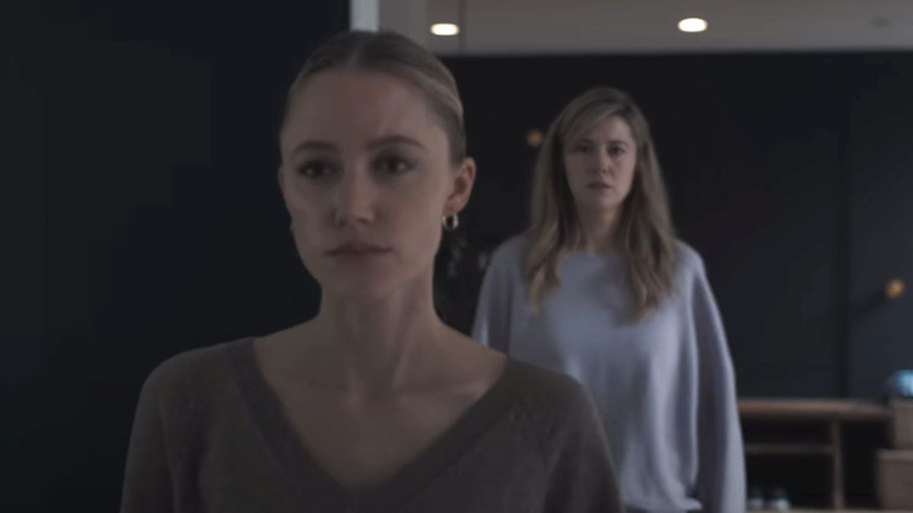 Maika Monroe marche pendant que Mary Elizabeth Winstead marche derrière elle dans The Hand That Rocks The Cradle