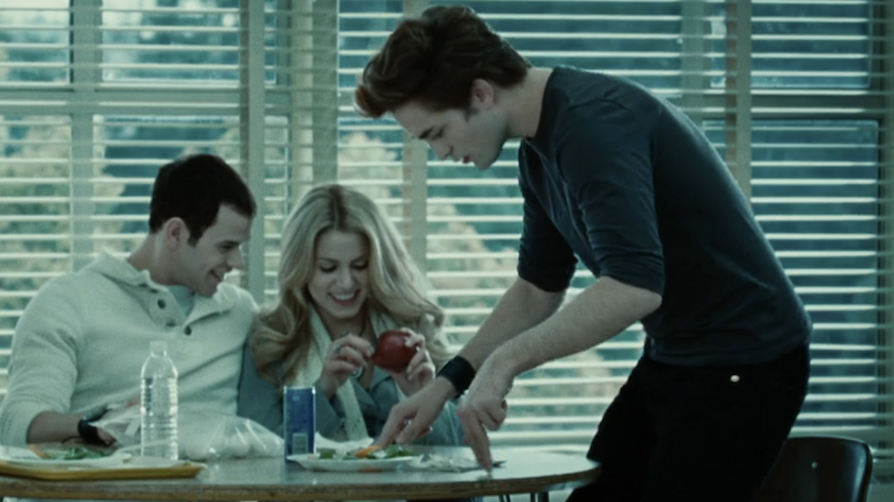 Роберт Паттинсон сидит в кафетерии в «Сумерках»