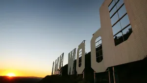 День сменяется ночью у знака Голливуда 16 ноября 2005 года в Лос-Анджелесе. (Фото: Дэвид МакНью/Getty Images)