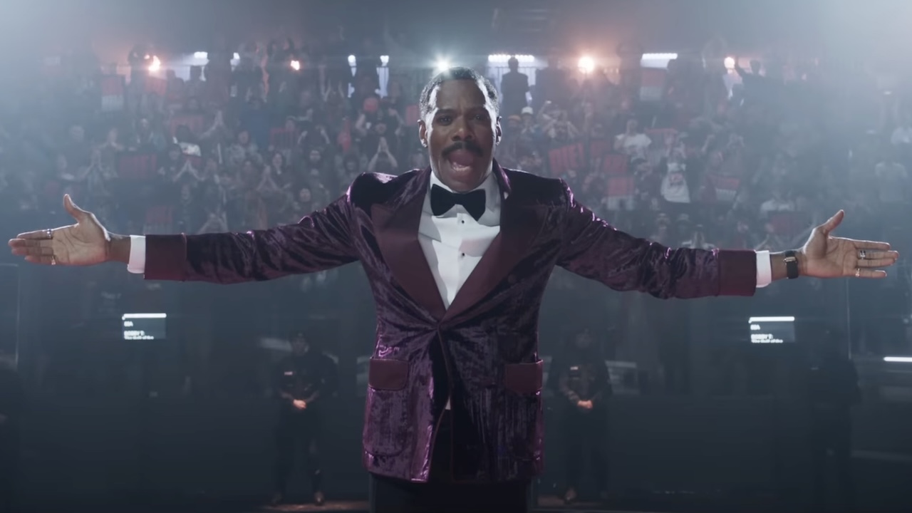 Bobby Thompson de Colman Domingo annonce l'émission télévisée The Running Man avec les bras tendus