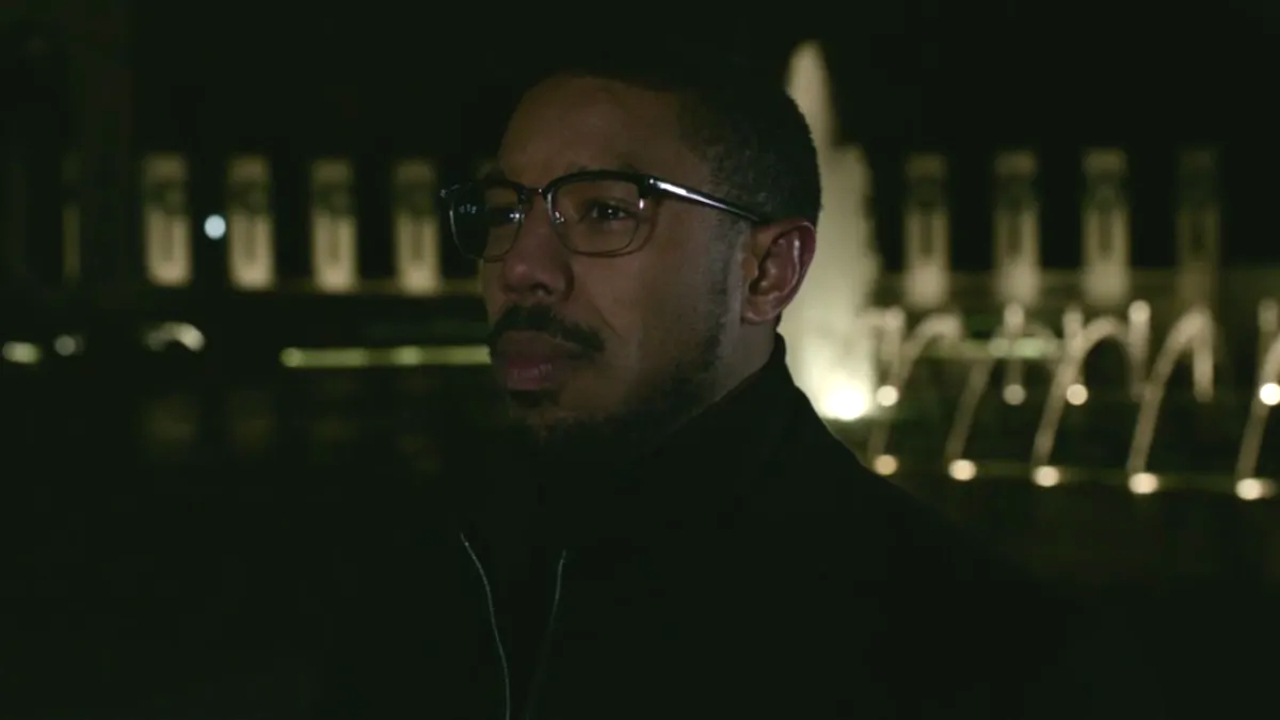 Michael B. Jordan se tient pensivement dehors la nuit dans Tom Clancy's Without Remorse.