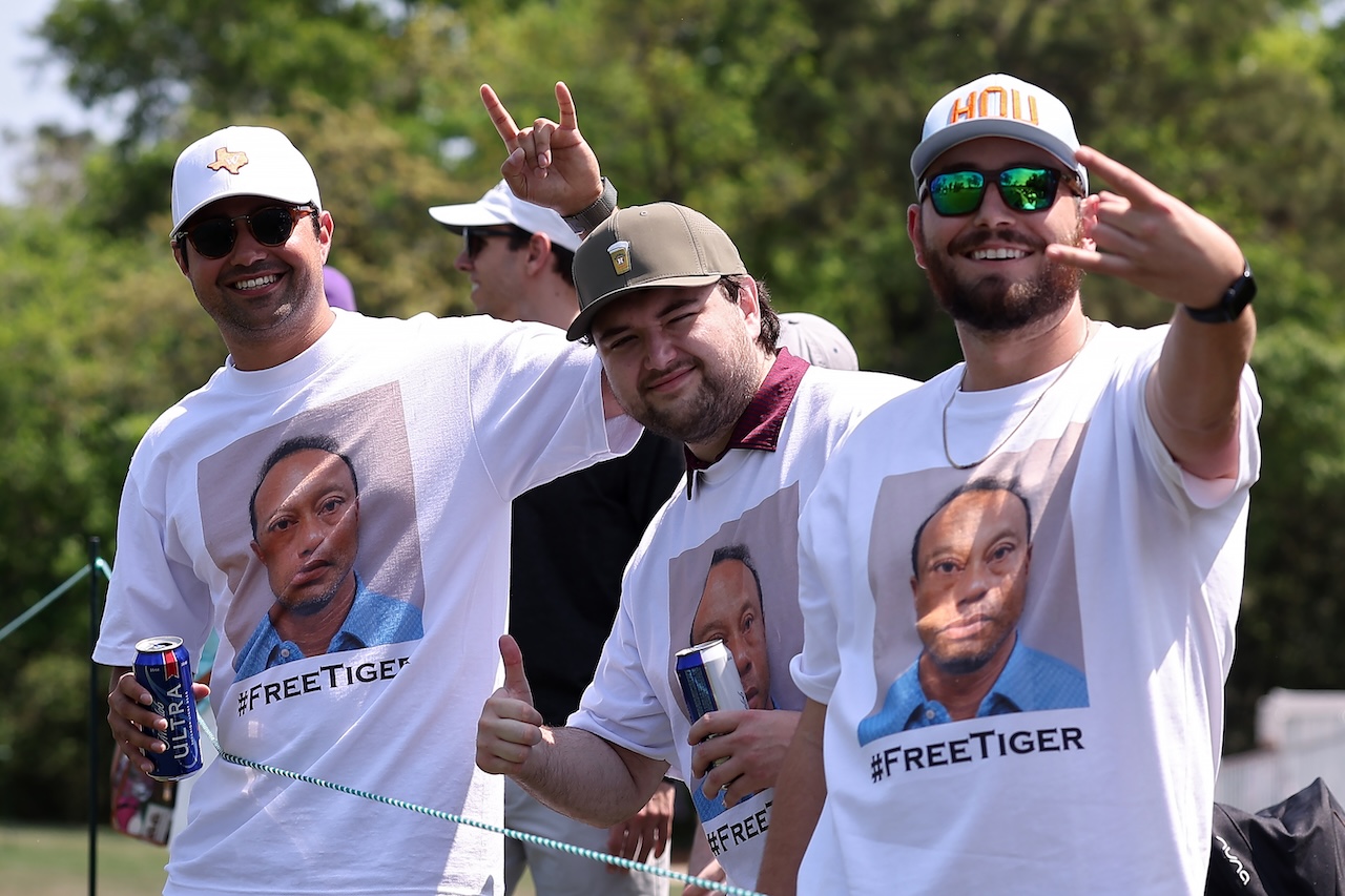 HOUSTON, TEXAS - 28 MARS : des fans posent pour des photos tout en portant des chemises pour soutenir Tiger Woods lors de la troisième manche du Texas Children's Houston Open 2026 au Memorial Park Golf course le 28 mars 2026 à Houston, Texas. (Photo de Mike Mulholland/Getty Images)