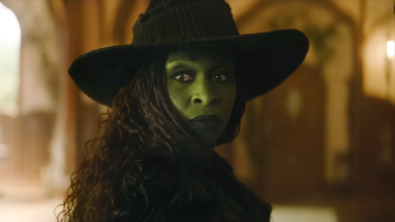 Cynthia Erivo als Elphaba in Wicked: For Good schaut ihr über die linke Schulter.