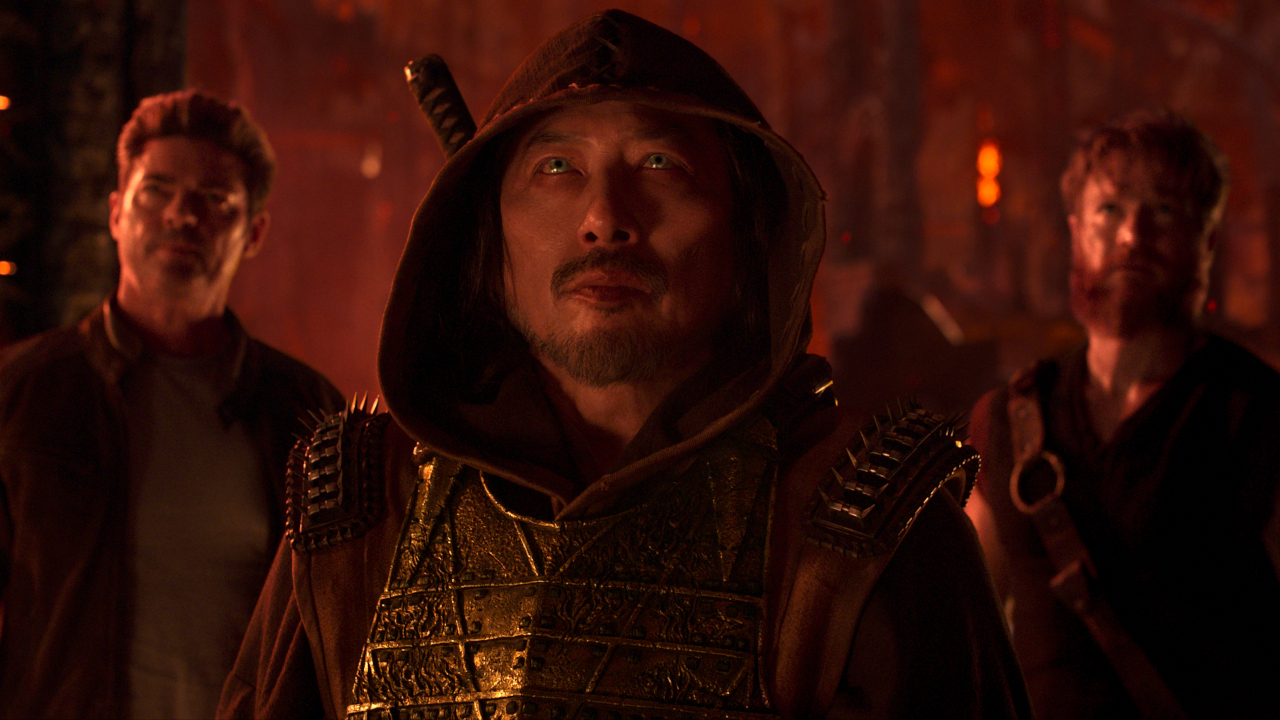 (De gauche à droite) Karl Urban dans le rôle de « Johnny Cage », Hiroyuki Sanada dans le rôle de « Scorpion » et Josh Lawson dans le rôle de « Kano » dans « Mortal Kombat 2 » de New Line Cinema, une sortie de Warner Bros. Pictures.