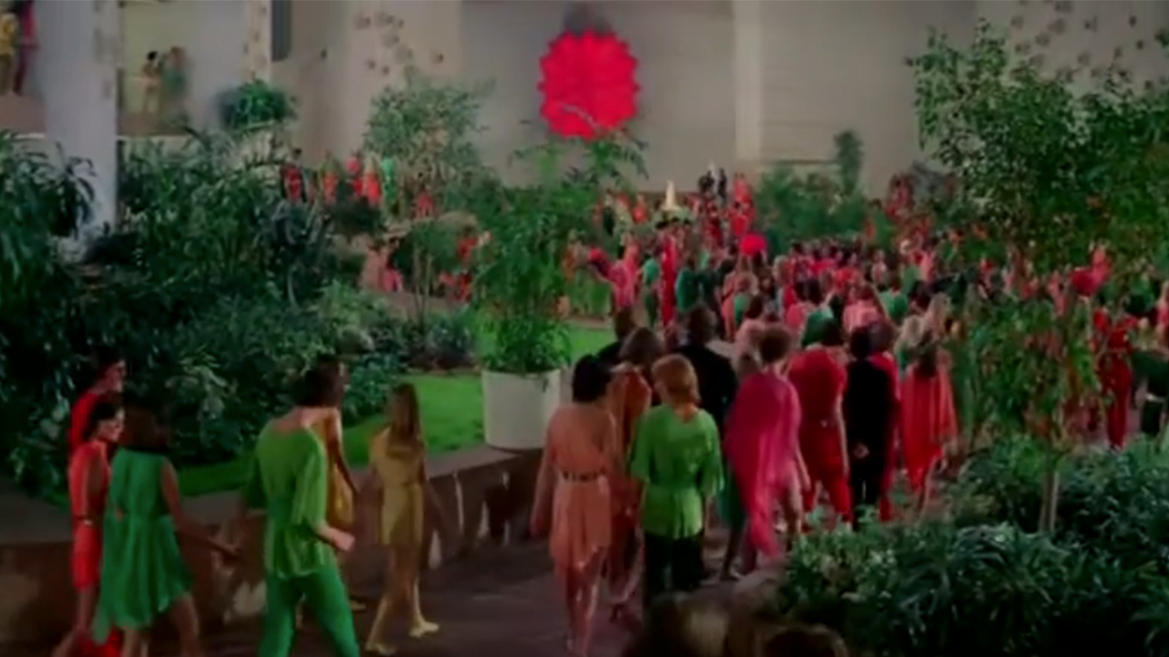 Un décor coloré avec beaucoup de gens et de plantes dans Logan's Run