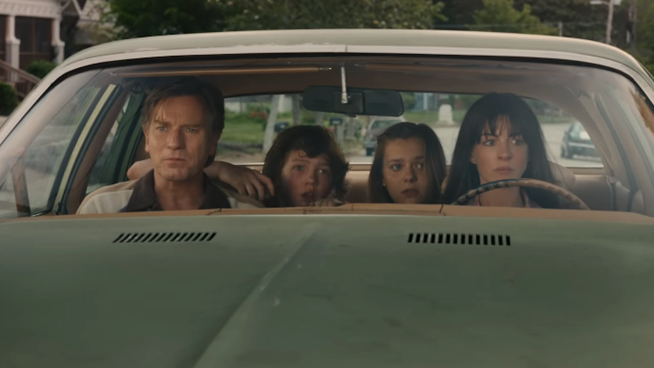 Ewan McGregor and Anne Hathaway in The End of Oak Street