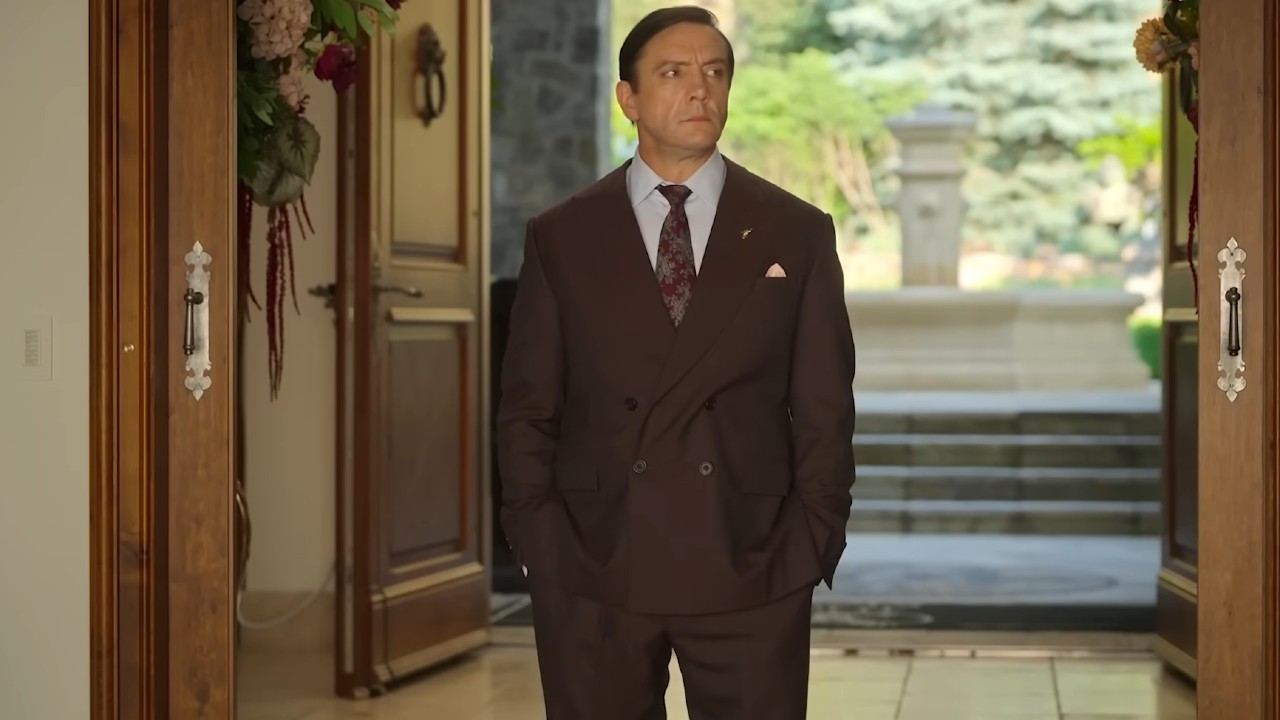 Peter Serafinowicz steht in „Million Dollar Secret“ an der Tür.