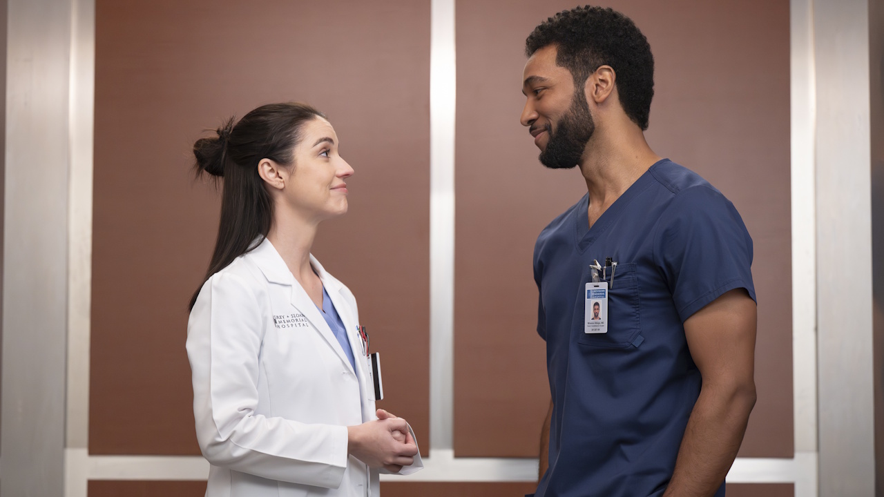 Jules Millin und Winston Ndugu (Adelaide Kane und Anthony Hill) lächeln sich in einem Aufzug in „Grey’s Anatomy“ an.