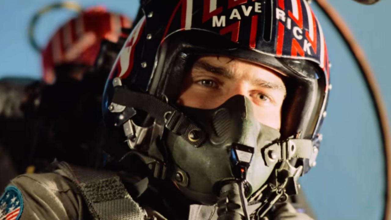 Tom Cruise als Maverick in „Top Gun“ fliegt und trägt einen Helm mit der Aufschrift „ 
