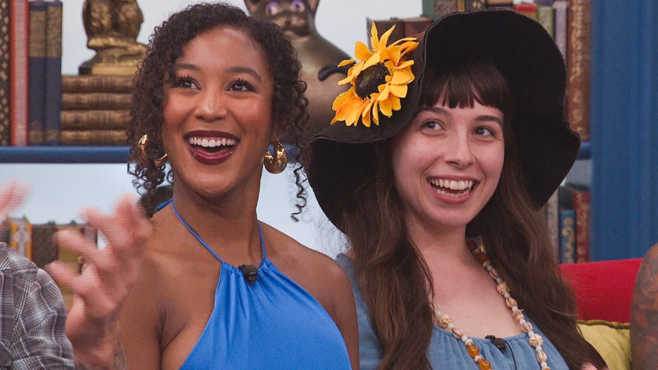 Ashley und Ava lächeln in „Big Brother“.