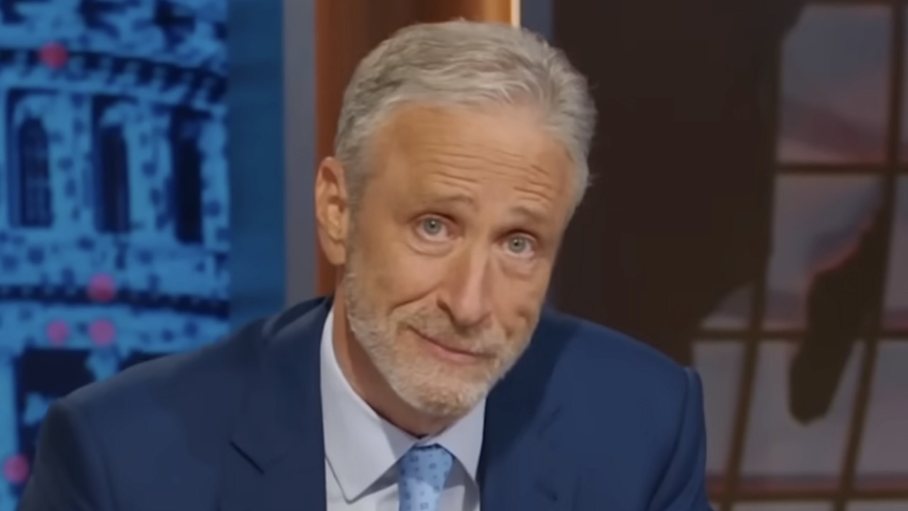 Jon Stewart blickt in der Daily Show in die Kamera
