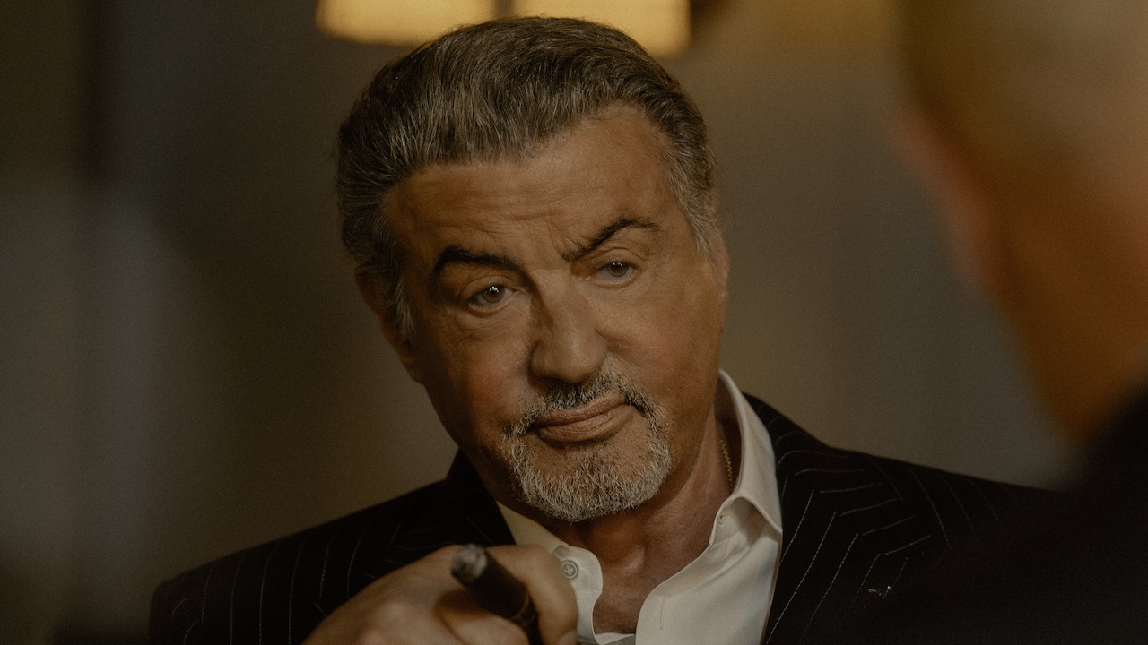 Dwight raucht Zigarre und spricht mit Dunmire in Staffel 3 von Tulsa King