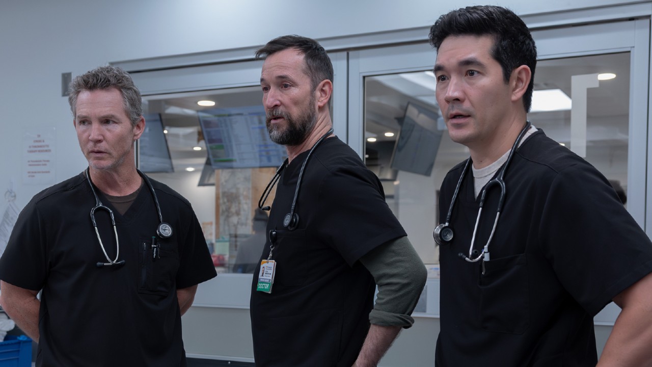 De gauche à droite : Shawn Hatosy dans le rôle d'Abbot, Noah Wyle dans le rôle de Robby et Ken Kirby dans le rôle de Shen, tous impatients avec des regards inquiets.