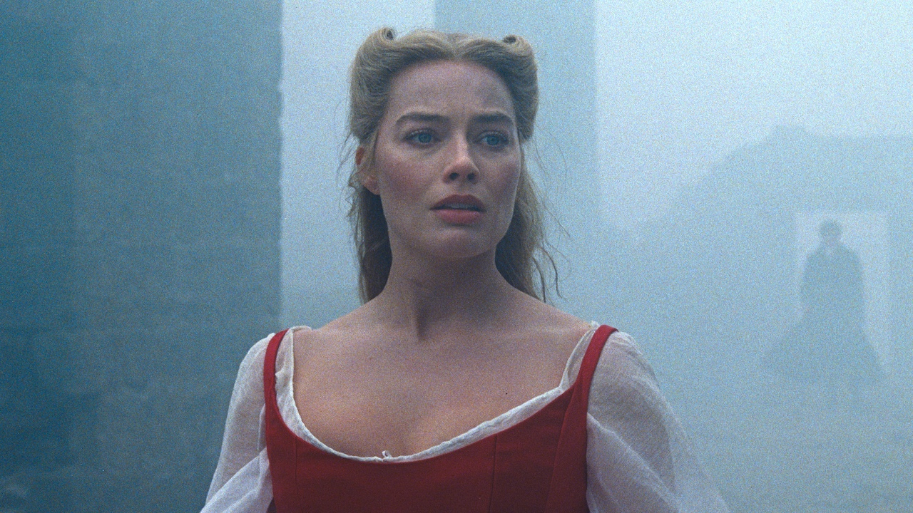 Margot Robbie en robe rouge dans Wuthering Heights