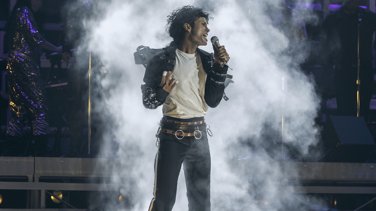 Jaafar Jackson dans le rôle de Michael Jackson sur scène avec de la fumée derrière lui