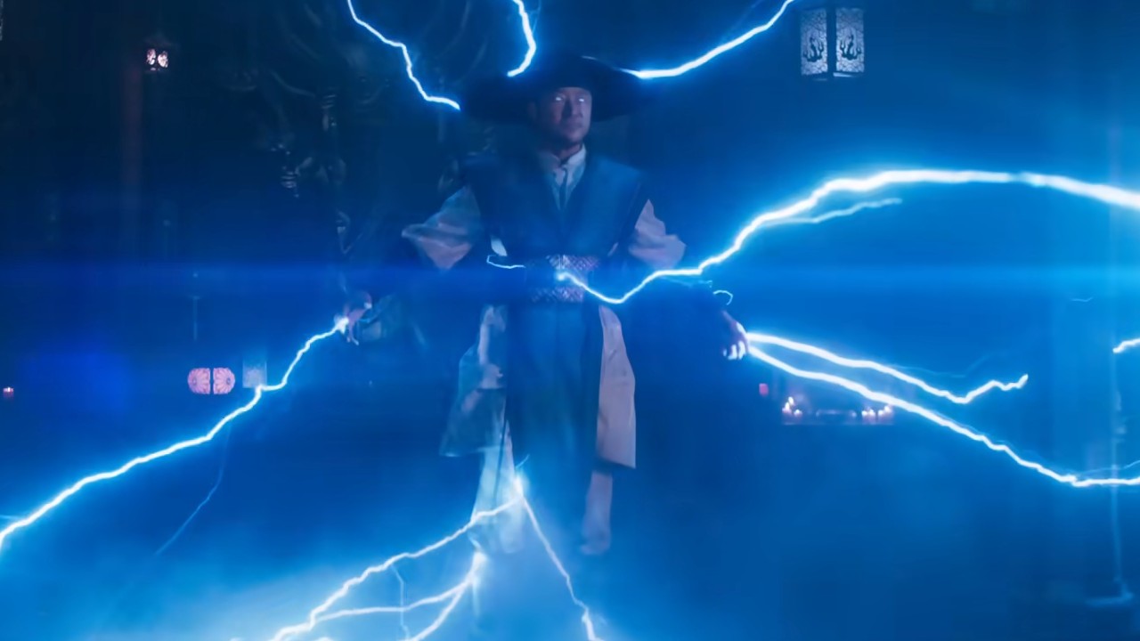 Таданобу Асано с вылетающей из него молнией в роли Лорда Райдена в Mortal Kombat II