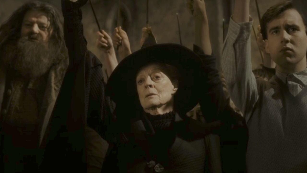 Maggie Smith levant sa baguette dans Harry Potter et le Prince de Sang-Mêlé