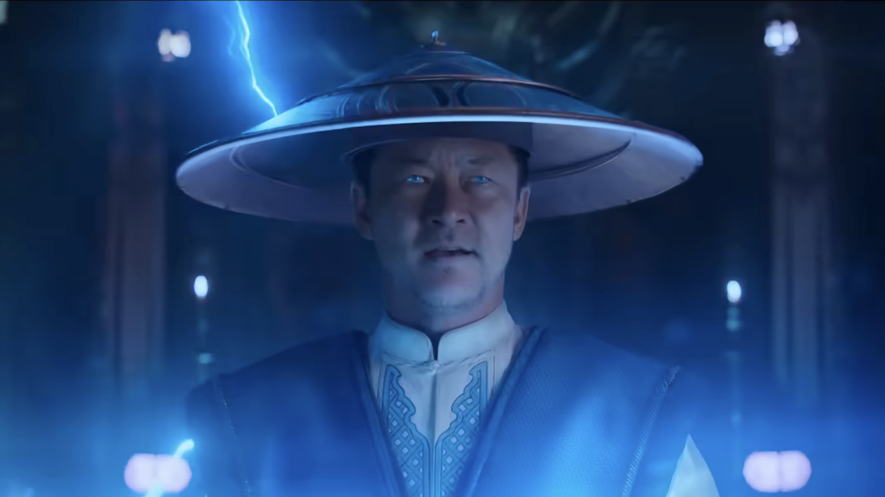 Raiden baigné de lumière bleue avec un éclair derrière son chapeau dans Mortal Kombat II