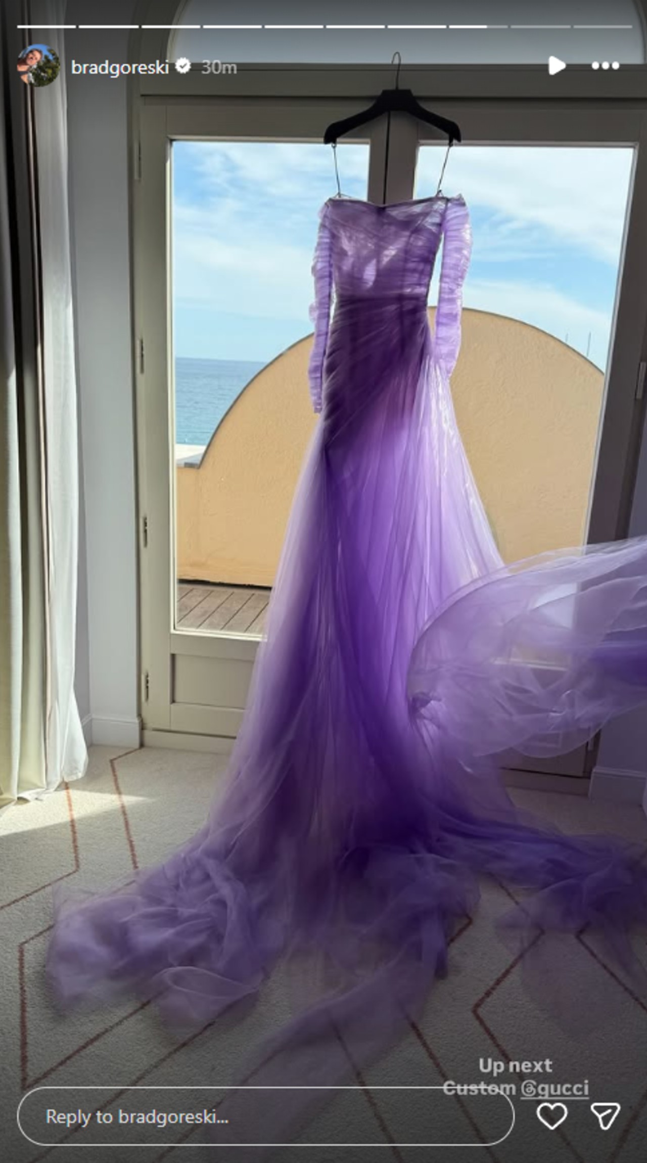 Demi Moores lavendelfarbenes Kleid hängt auf einem Kleiderbügel.