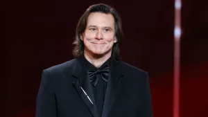 Джим Керри принимает почетную премию «Сезар» на 51-й церемонии вручения кинопремии «Сезар» в L'Olympia 26 февраля 2026 года в Париже, Франция.