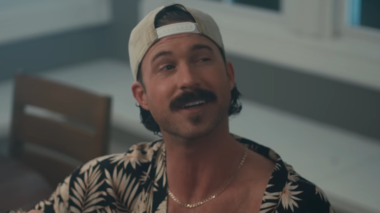 Riley Green ist in seinem Musikvideo „Worst Way“ zu sehen.