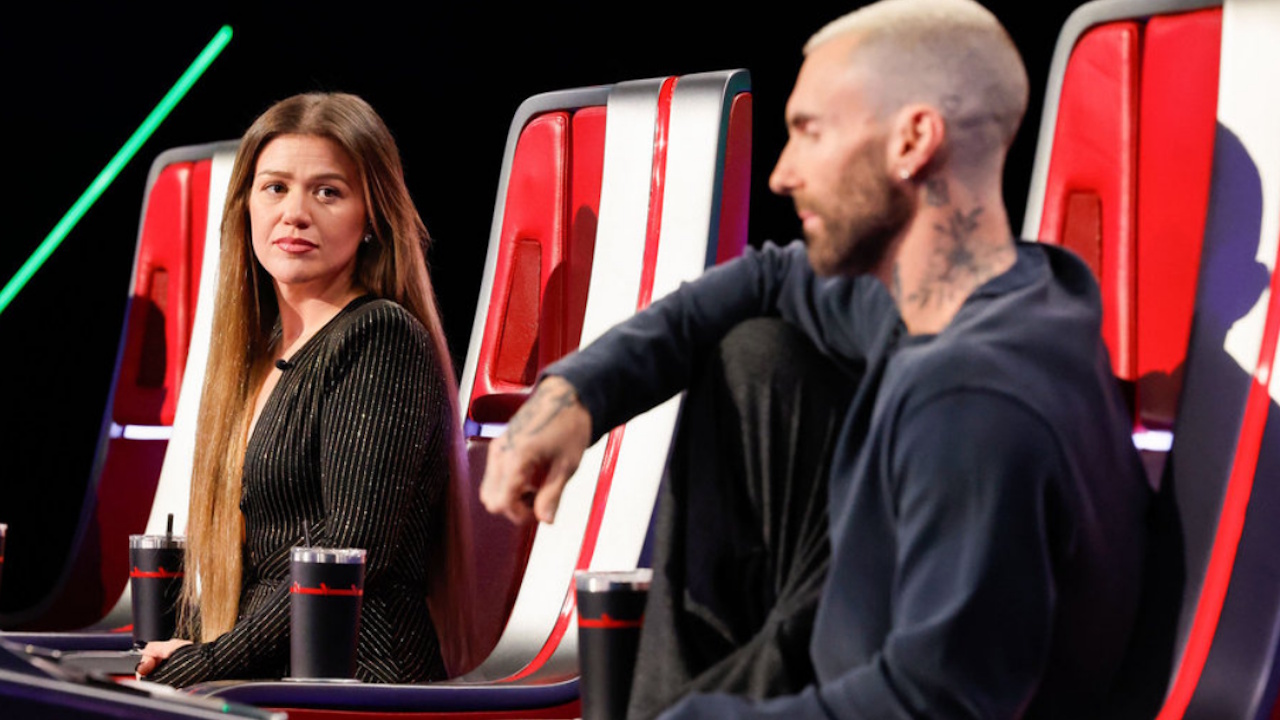 Kelly Clarkson schaut sich Adam Levine während der 29. Staffel von The Voice an.