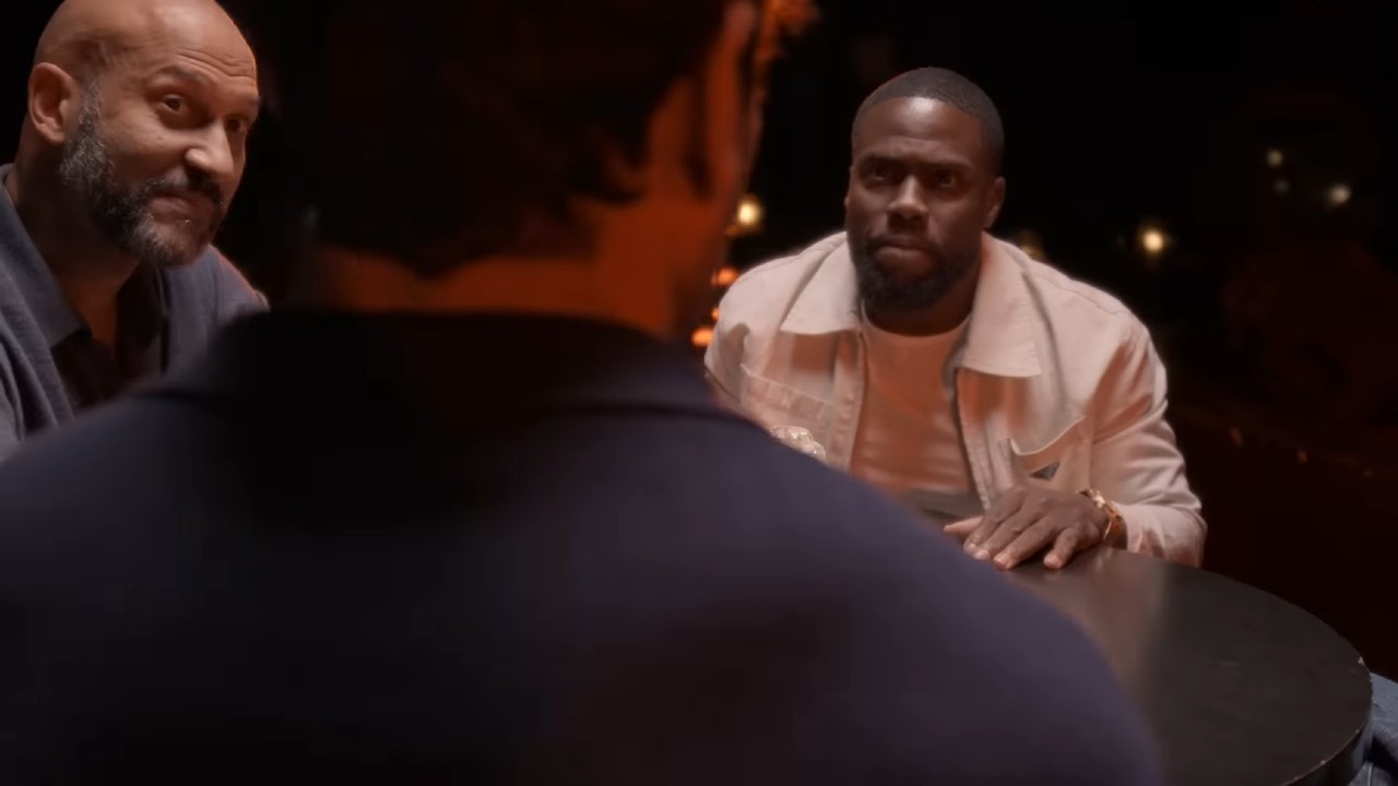 Keegan-Michael Key et Kevin Hart regardent Kumail Nanjiani dans Funny AF avec Kevin Hart.