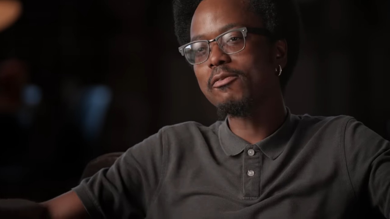 Ron Taylor parle à la caméra dans Funny AF avec Kevin Hart.