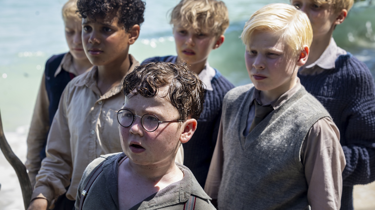 David McKenna (devant) dans le rôle de Piggy est montré avec d'autres garçons dans Lord of the Flies.