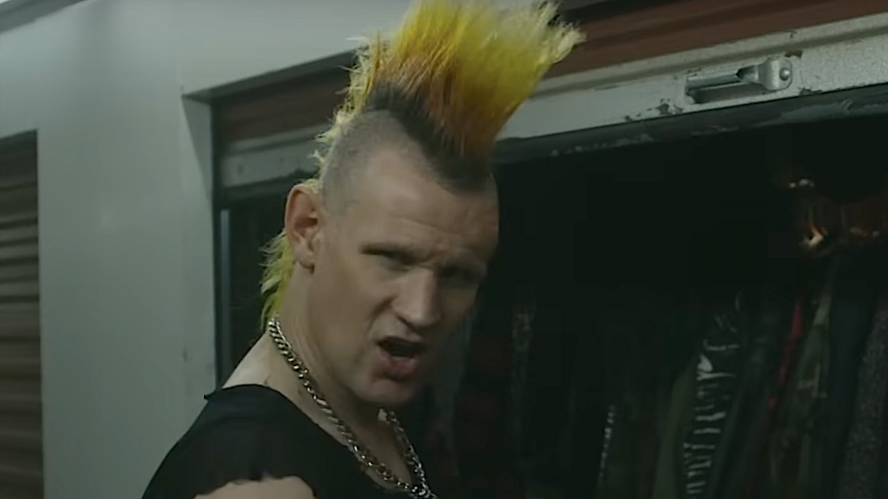 Matt Smith mit einem großen orange-gelben Punk-Iroke als Russ in Caught Stealing.