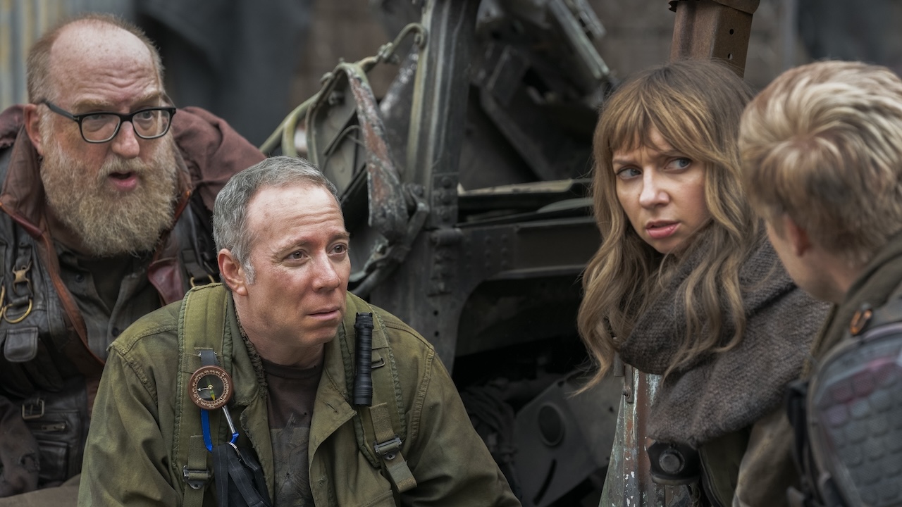 Stuart, Bert und Denise draußen in einer postapokalyptischen Umgebung in „Stuart scheitert an der Rettung des Universums“.