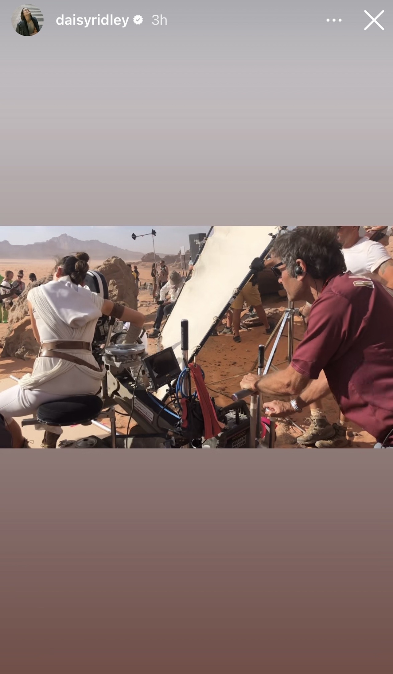 Daisy Ridley hinter der Kamera in einem BTS-Bild aus „Der Aufstieg Skywalkers“.