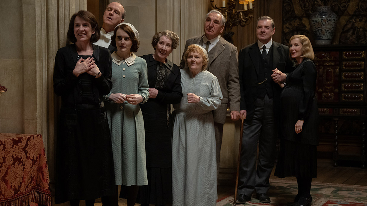 Die Besetzung von Downton Abbey: Das große Finale schaut sich eine Show vom Flur aus an