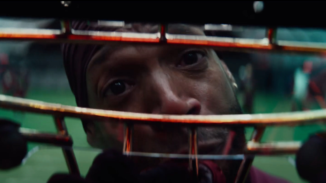 Ein weinerlicher Marlon Wayans blickt durch einen Footballhelm in Ihn.