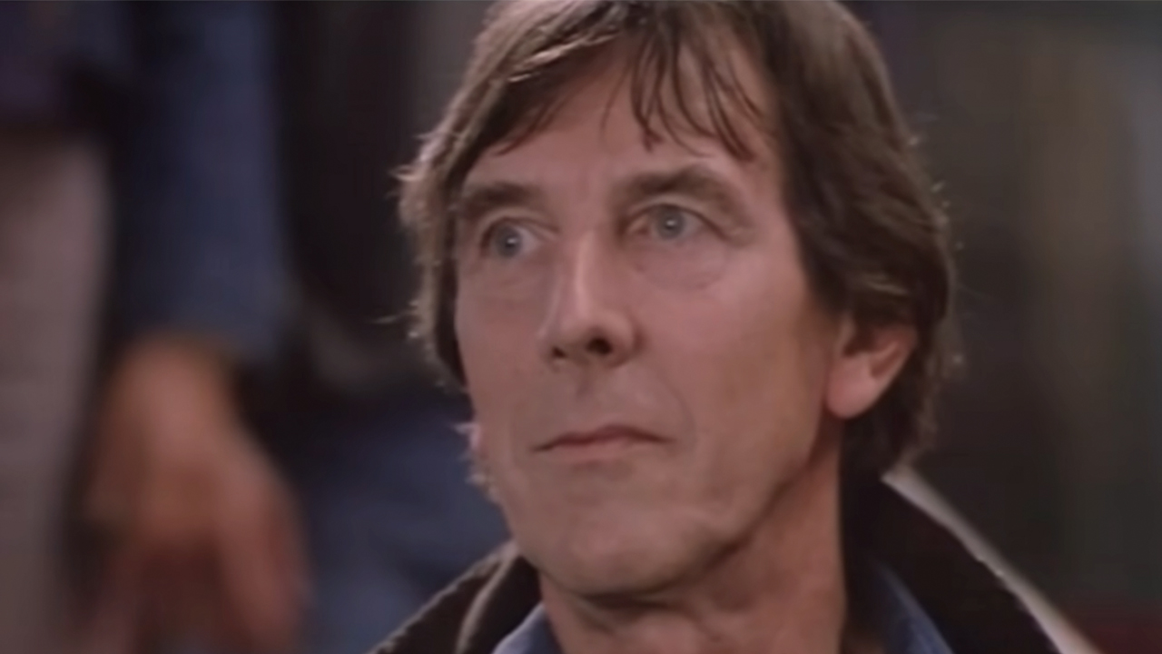 Eine Nahaufnahme von John Wood, der in WarGames ernst aussieht