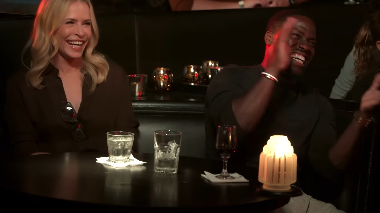 Kevin Hart et Chelsea Handler rient dans Funny AF avec Kevin Hart.