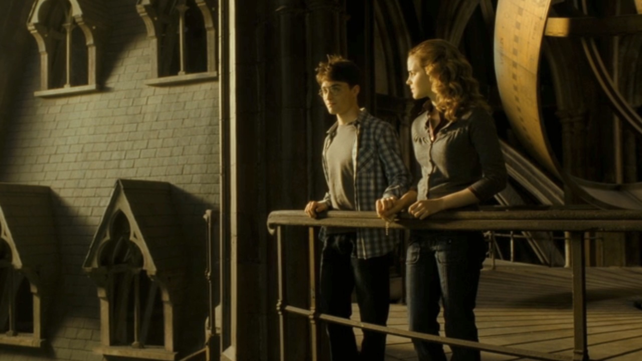 Harry et Hermione debout ensemble sur un balcon dans Harry Potter et le Prince de Sang-Mêlé